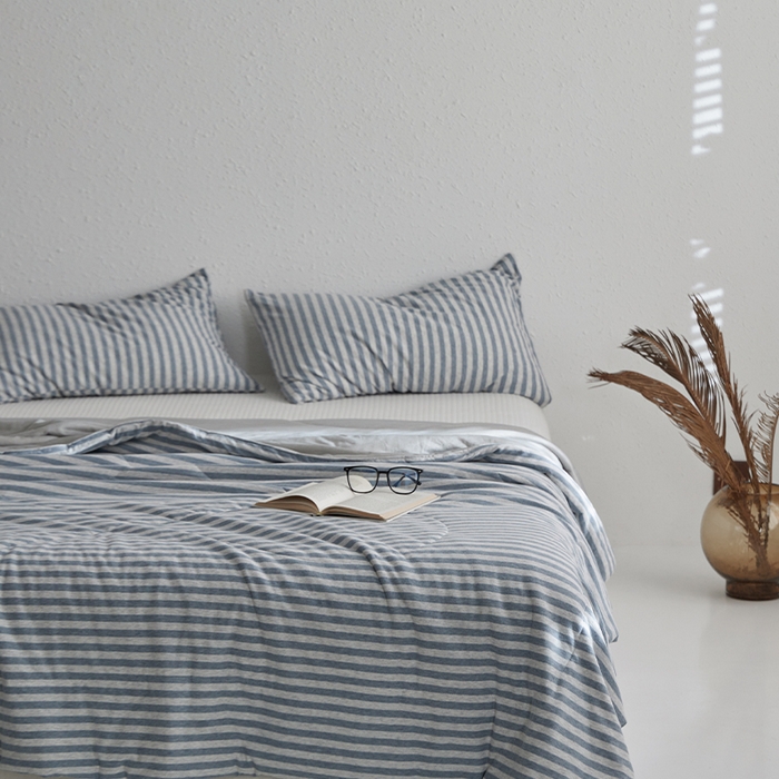 91家纺网 家纺一手货源 找家纺 春皖家纺 （提供买家秀）2026新款A类全棉针织凉感夏被 烟蓝中条