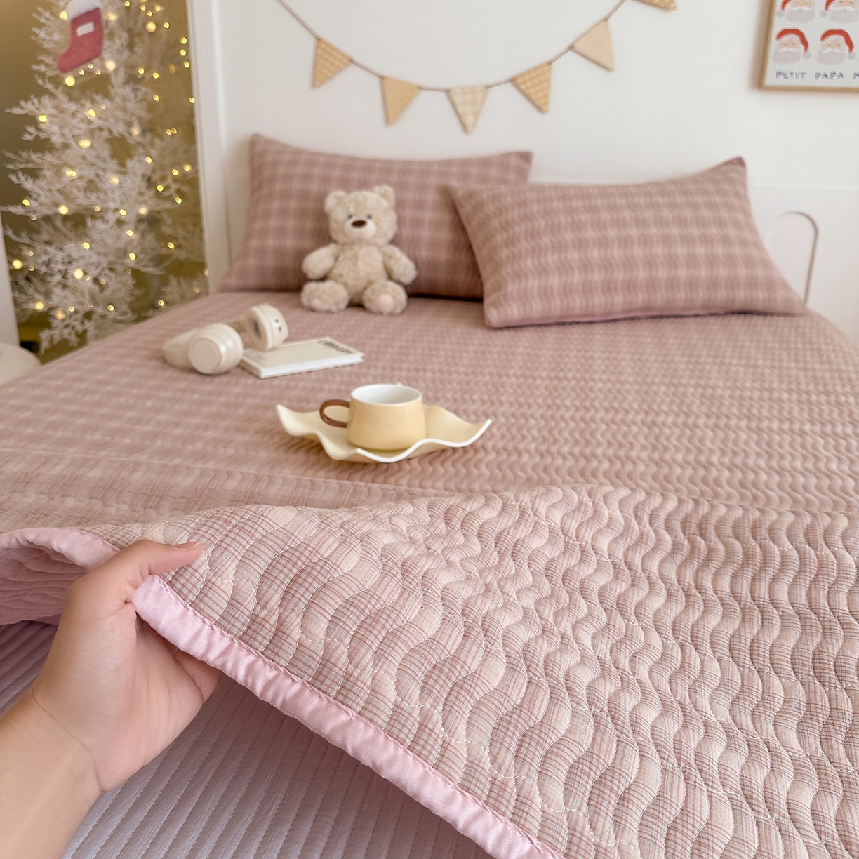 91家纺网 家纺一手货源 找家纺 欣宜家纺 2026新款A类全棉纯棉水洗棉夹棉床盖三件套床褥子软床垫 简格欧瑞粉