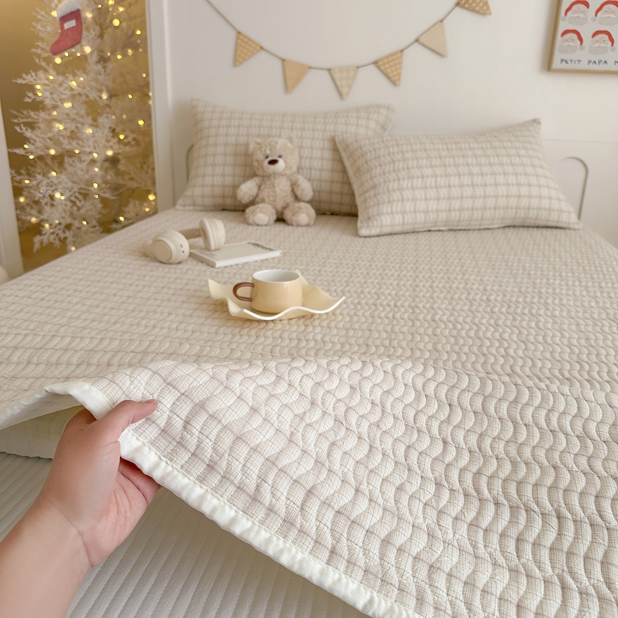 91家纺网 家纺一手货源 找家纺 欣宜家纺 2026新款A类全棉纯棉水洗棉夹棉床盖三件套床褥子软床垫 简格低调米