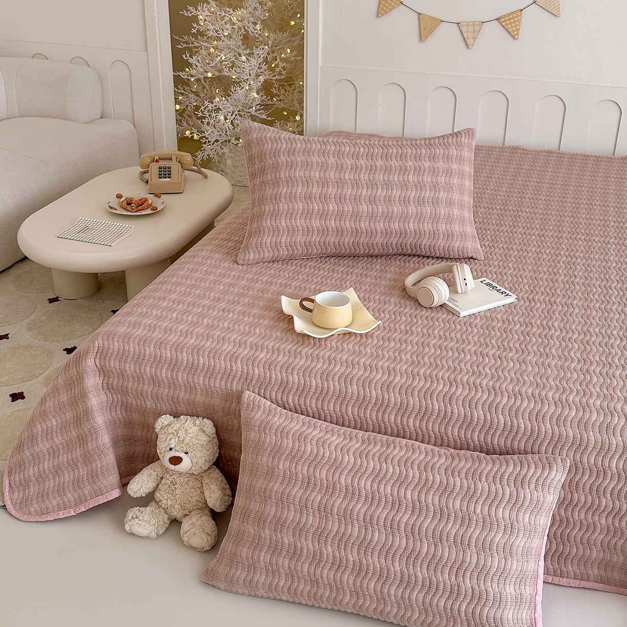 91家纺网 家纺一手货源 找家纺 欣宜家纺 2026新款A类全棉纯棉水洗棉夹棉床盖三件套床褥子软床垫 简格欧瑞粉