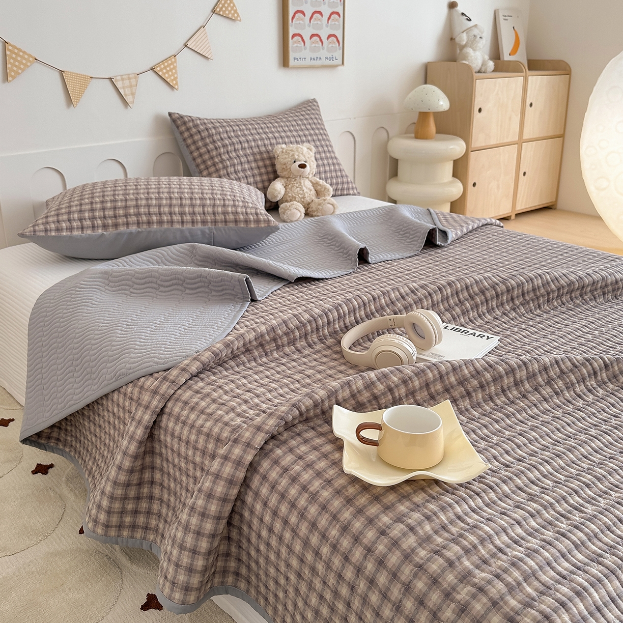 91家纺网 家纺一手货源 找家纺 欣宜家纺 2026新款A类全棉纯棉水洗棉夹棉床盖三件套床褥子软床垫 简格浣花灰