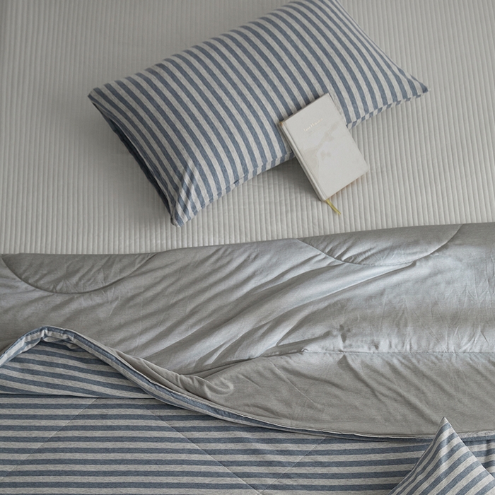 91家纺网 家纺一手货源 找家纺 春皖家纺 （提供买家秀）2026新款A类全棉针织凉感夏被 烟蓝中条