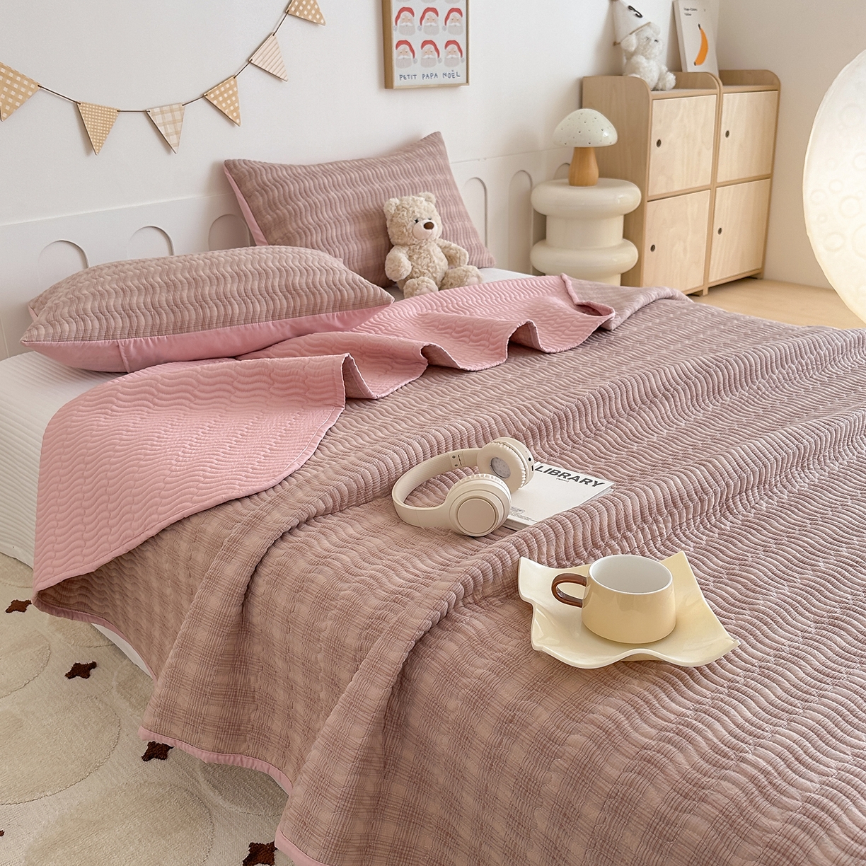 91家纺网 家纺一手货源 找家纺 欣宜家纺 2026新款A类全棉纯棉水洗棉夹棉床盖三件套床褥子软床垫 简格欧瑞粉