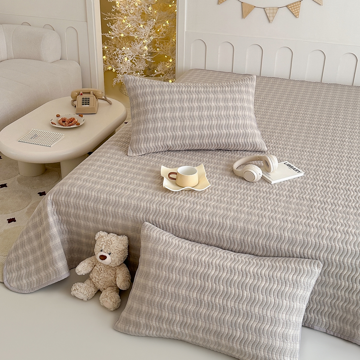 91家纺网 家纺一手货源 找家纺 欣宜家纺 2026新款A类全棉纯棉水洗棉夹棉床盖三件套床褥子软床垫 简格欧瑞米