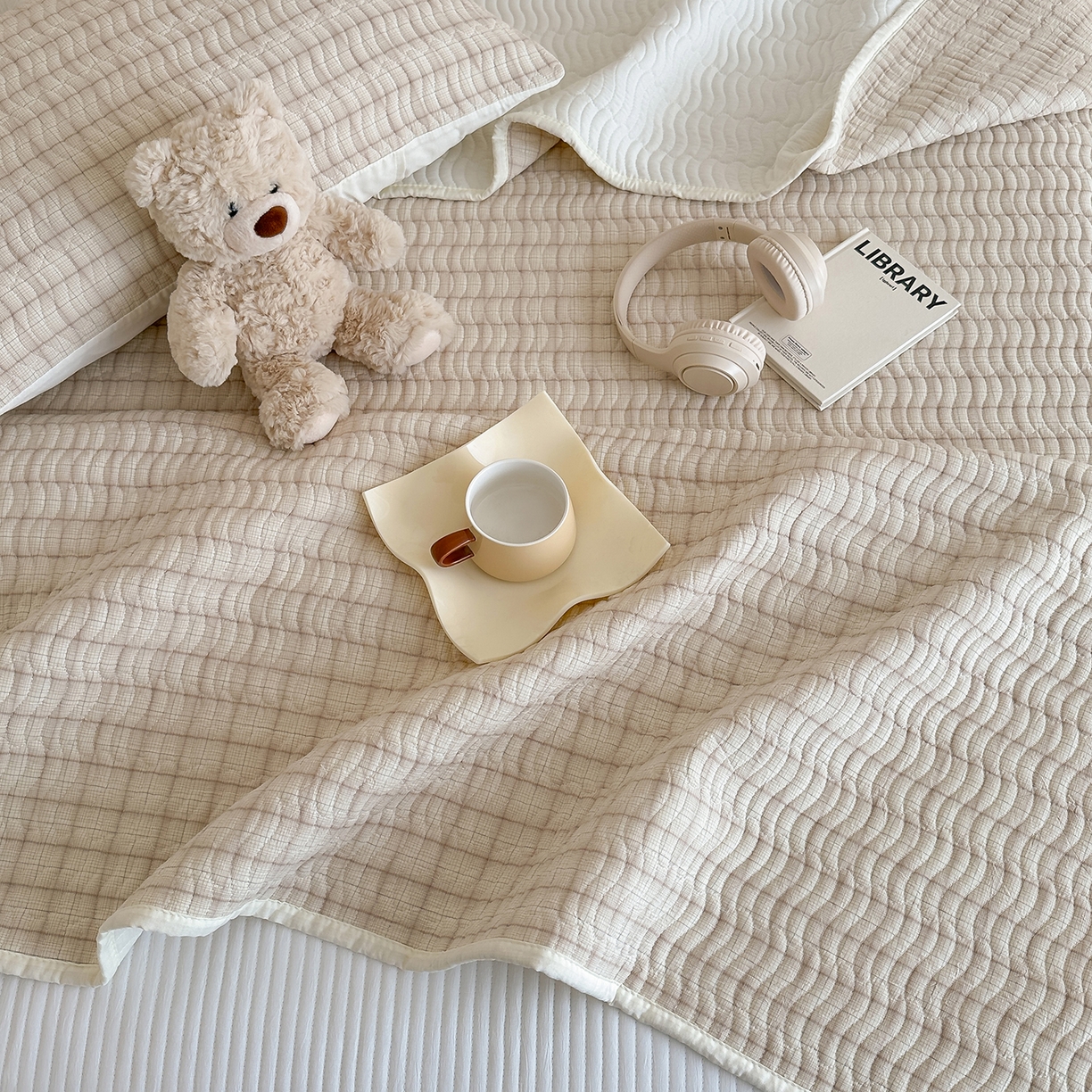 91家纺网 家纺一手货源 找家纺 欣宜家纺 2026新款A类全棉纯棉水洗棉夹棉床盖三件套床褥子软床垫 简格低调米