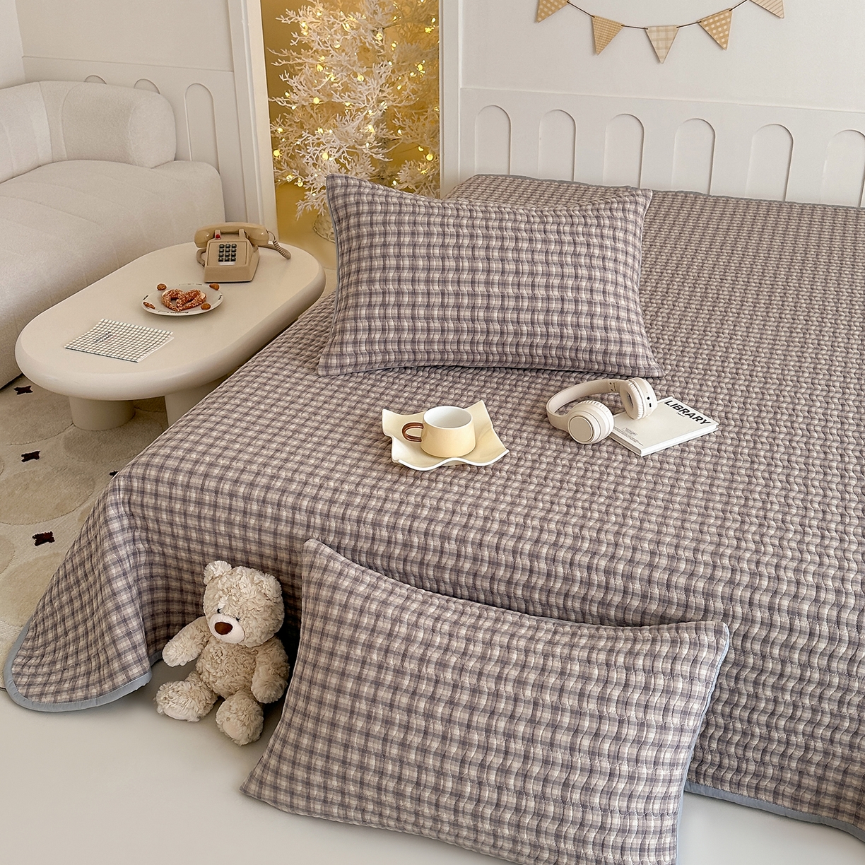 91家纺网 家纺一手货源 找家纺 欣宜家纺 2026新款A类全棉纯棉水洗棉夹棉床盖三件套床褥子软床垫 简格浣花灰