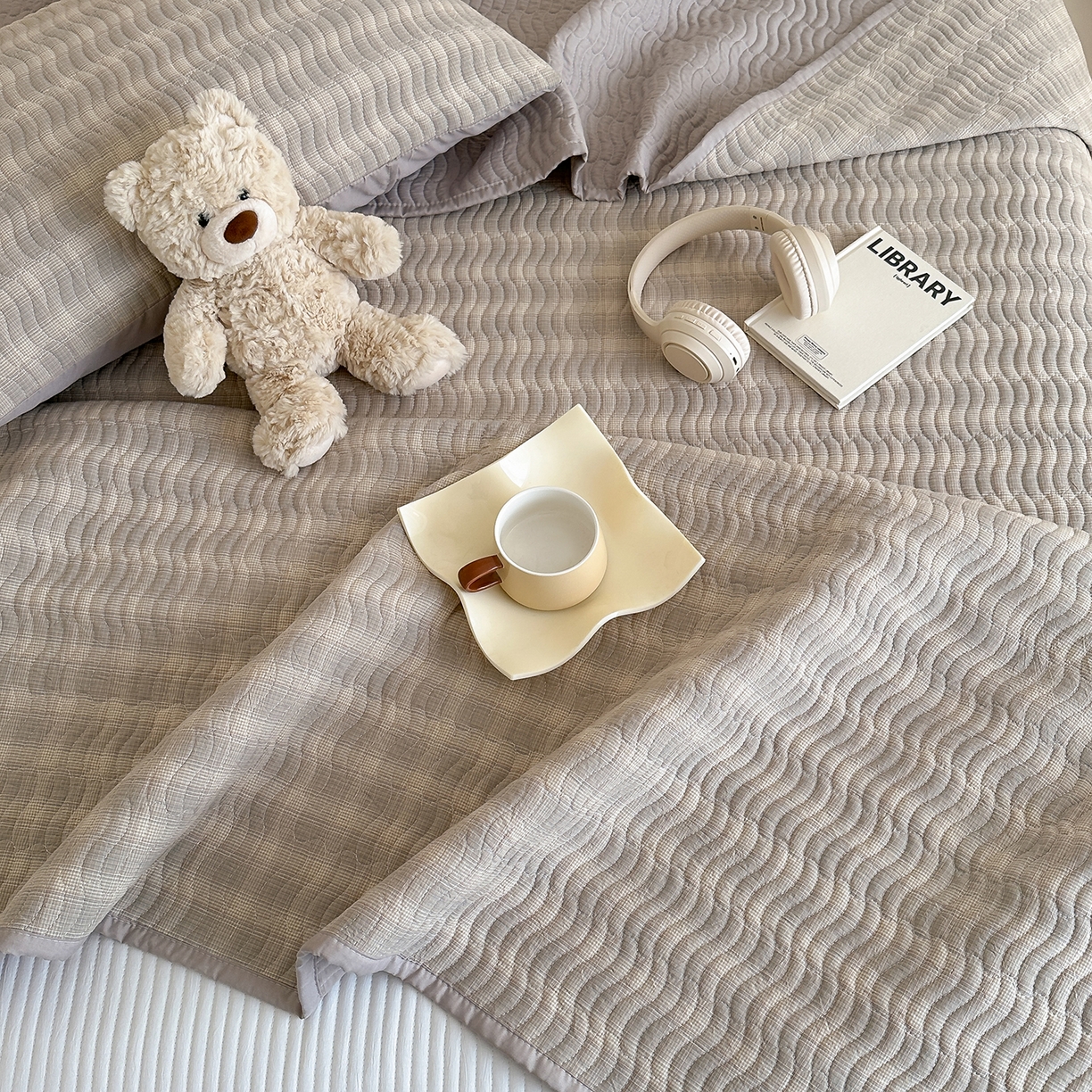 91家纺网 家纺一手货源 找家纺 欣宜家纺 2026新款A类全棉纯棉水洗棉夹棉床盖三件套床褥子软床垫 简格欧瑞米