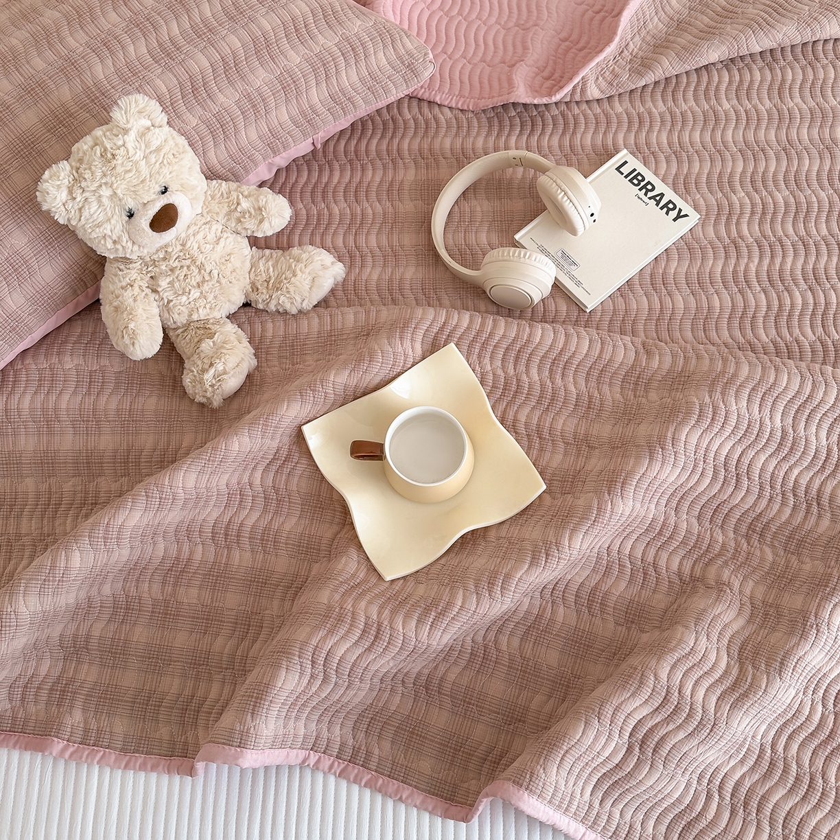 91家纺网 家纺一手货源 找家纺 欣宜家纺 2026新款A类全棉纯棉水洗棉夹棉床盖三件套床褥子软床垫 简格欧瑞粉