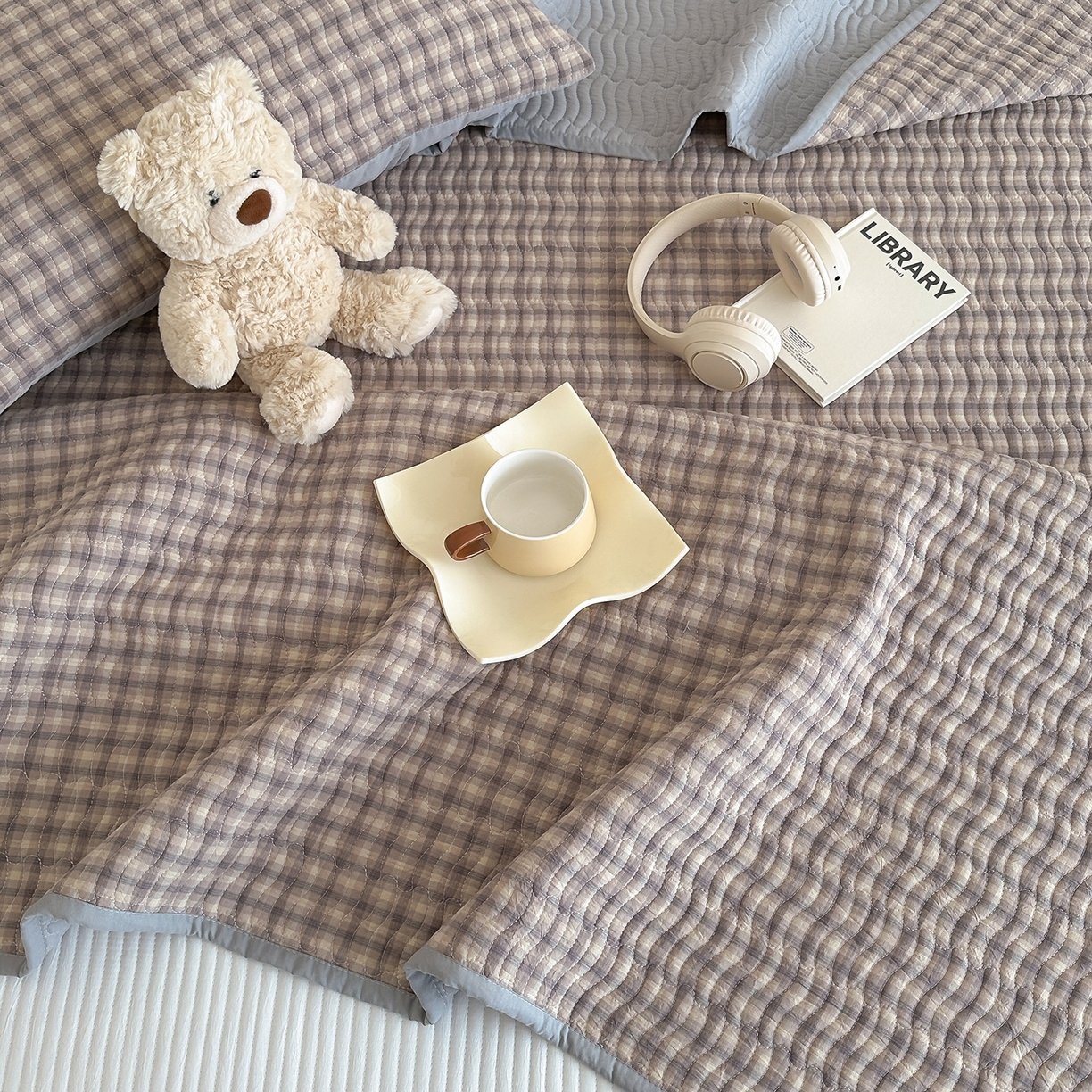 91家纺网 家纺一手货源 找家纺 欣宜家纺 2026新款A类全棉纯棉水洗棉夹棉床盖三件套床褥子软床垫 简格浣花灰