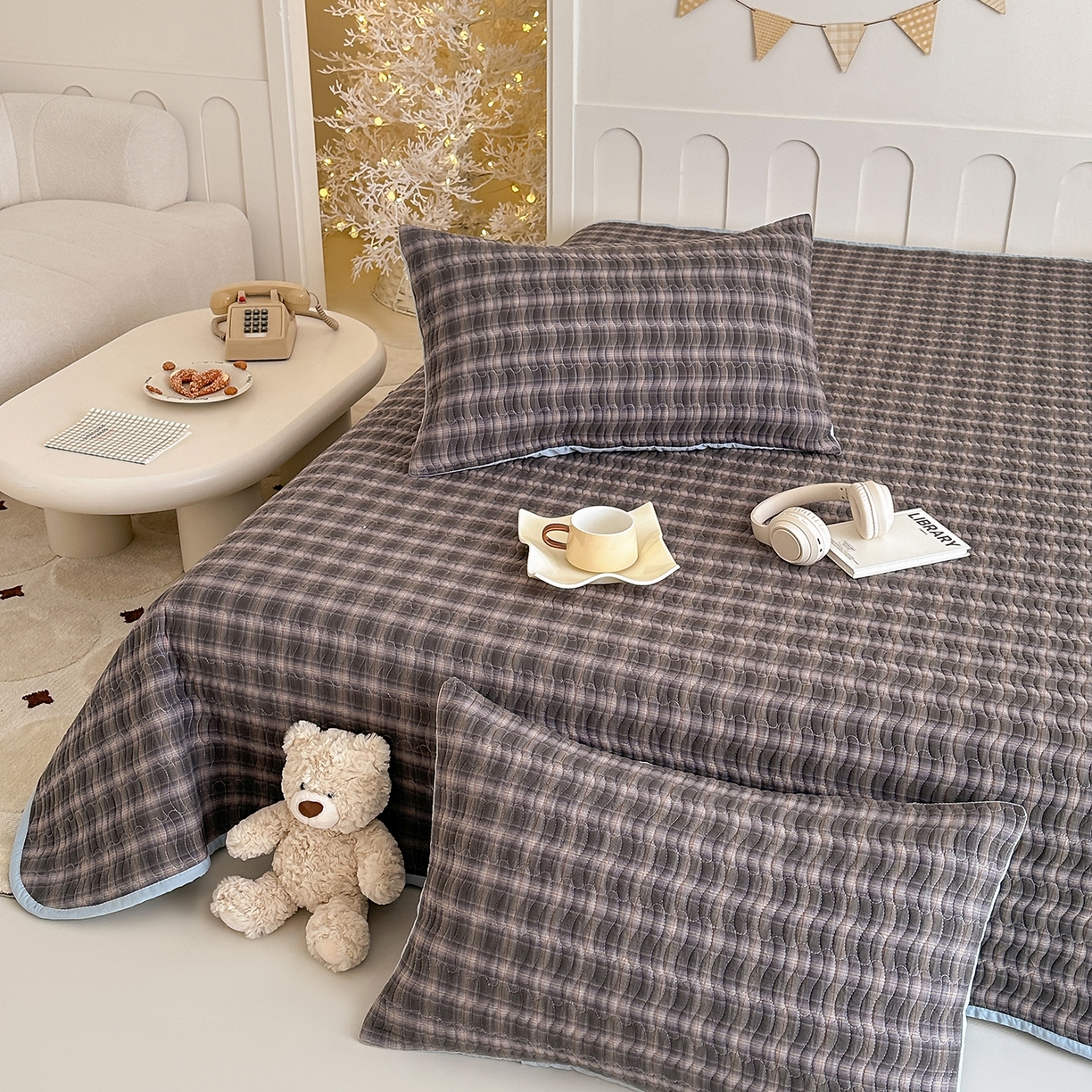 91家纺网 家纺一手货源 找家纺 欣宜家纺 2026新款A类全棉纯棉水洗棉夹棉床盖三件套床褥子软床垫 简格米兰灰