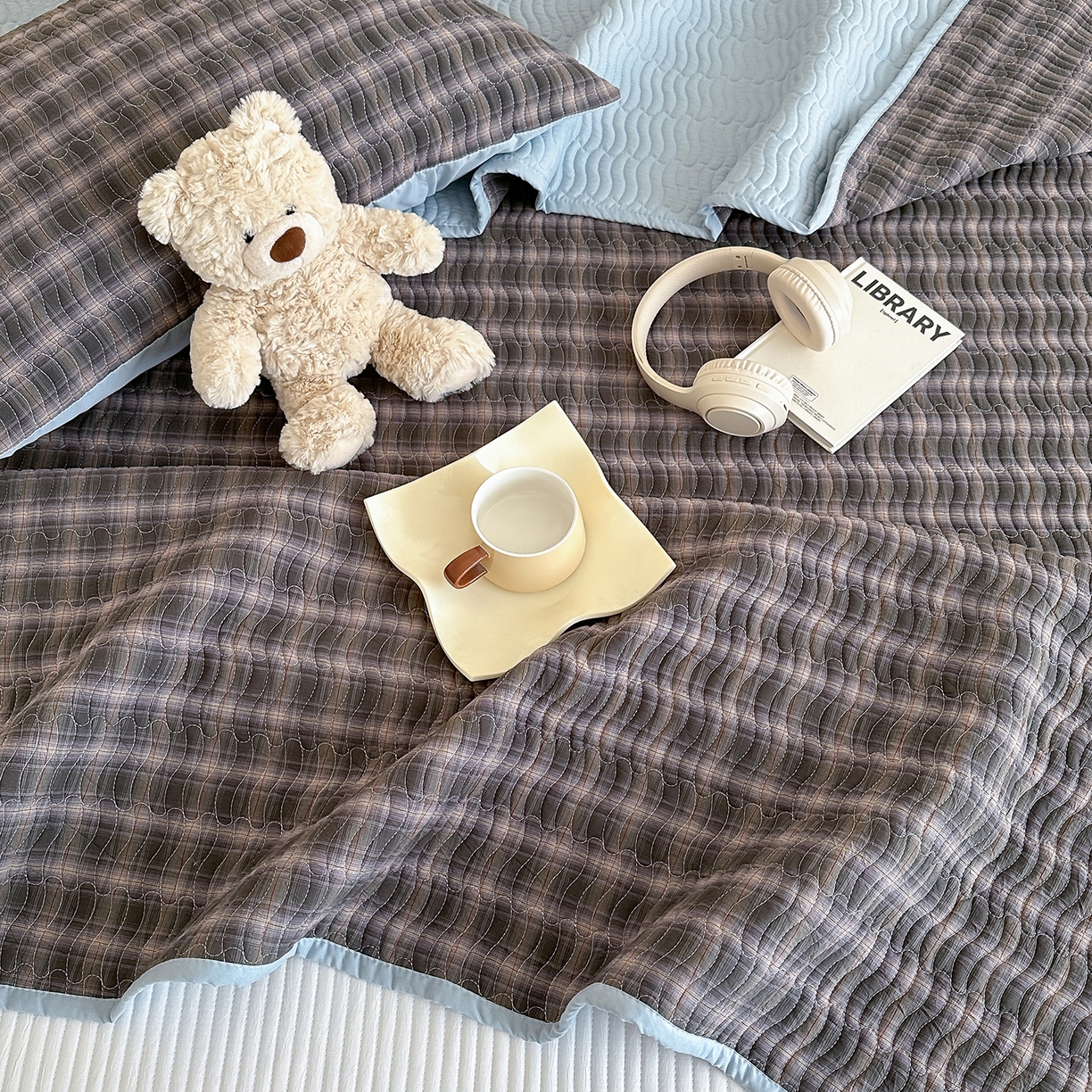 91家纺网 家纺一手货源 找家纺 欣宜家纺 2026新款A类全棉纯棉水洗棉夹棉床盖三件套床褥子软床垫 简格米兰灰