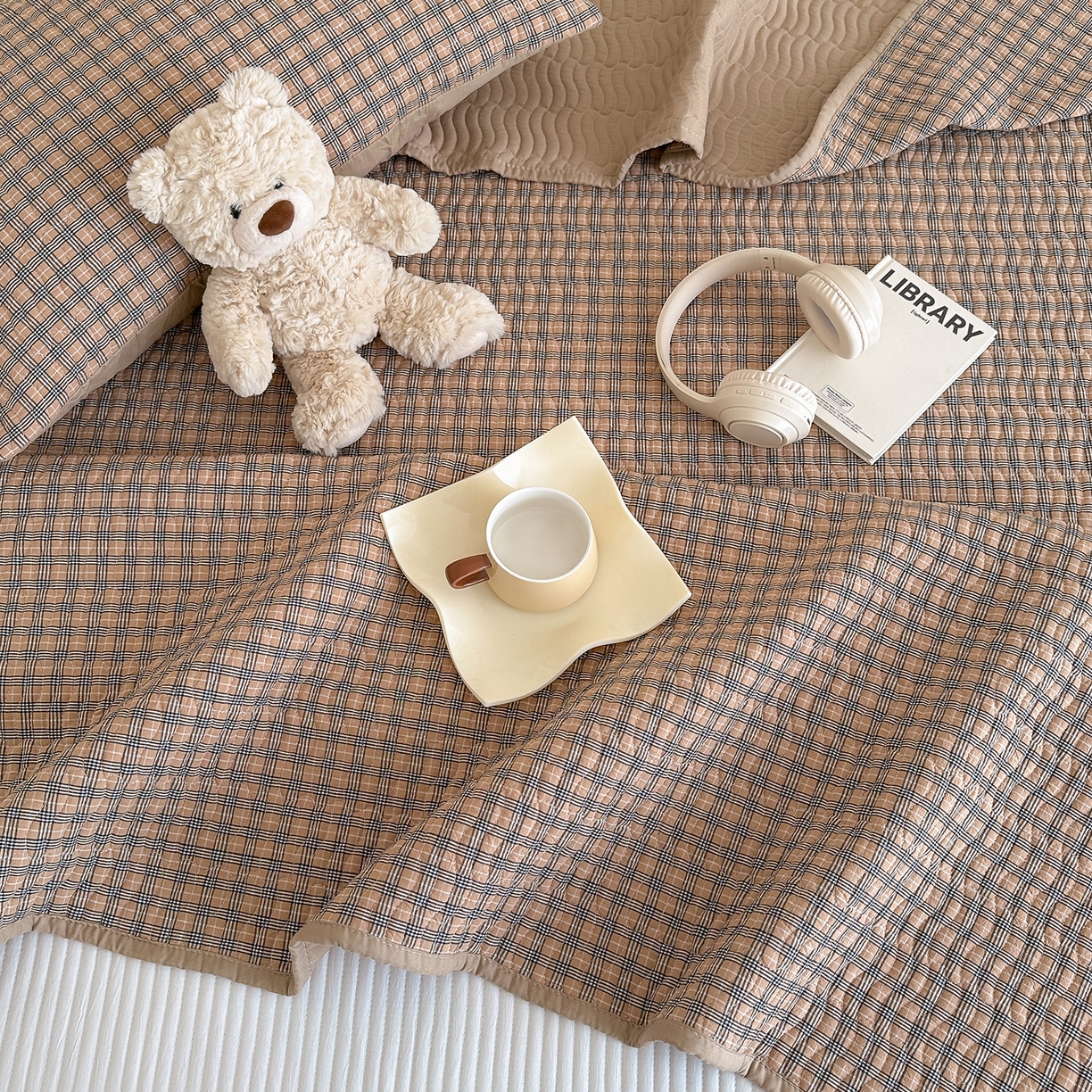 91家纺网 家纺一手货源 找家纺 欣宜家纺 2026新款A类全棉纯棉水洗棉夹棉床盖三件套床褥子软床垫 简格春野咖