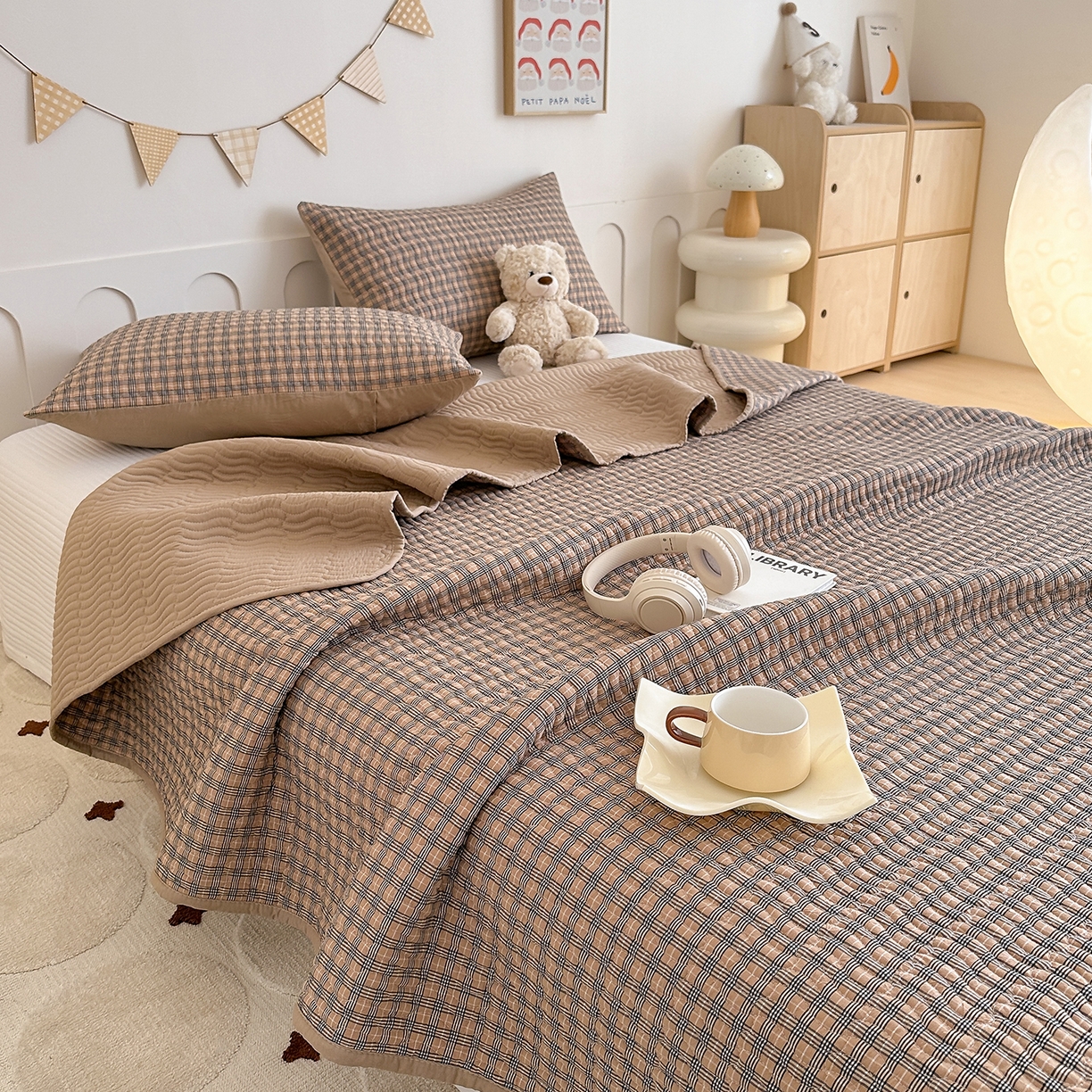 91家纺网 家纺一手货源 找家纺 欣宜家纺 2026新款A类全棉纯棉水洗棉夹棉床盖三件套床褥子软床垫 简格春野咖