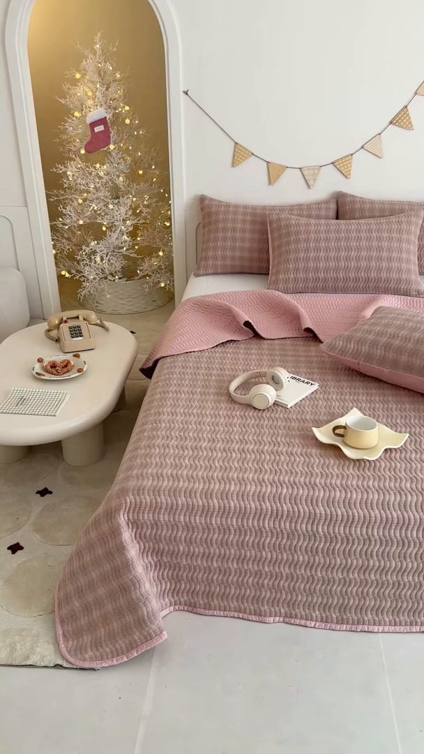 91家纺网 家纺一手货源 找家纺 欣宜家纺 2026新款A类全棉纯棉水洗棉夹棉床盖三件套床褥子软床垫 简格欧瑞粉