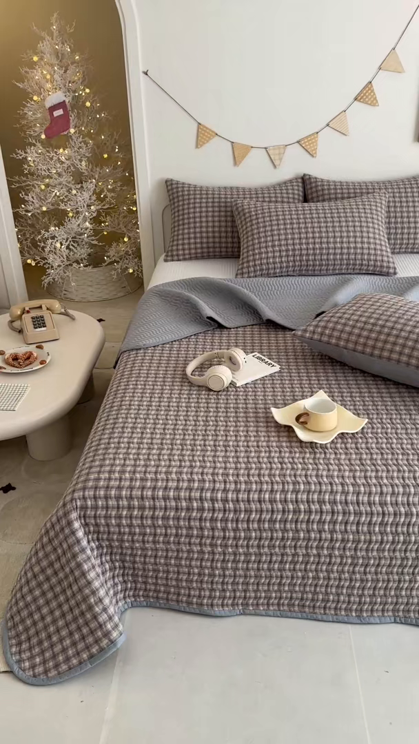 91家纺网 家纺一手货源 找家纺 欣宜家纺 2026新款A类全棉纯棉水洗棉夹棉床盖三件套床褥子软床垫 简格浣花灰