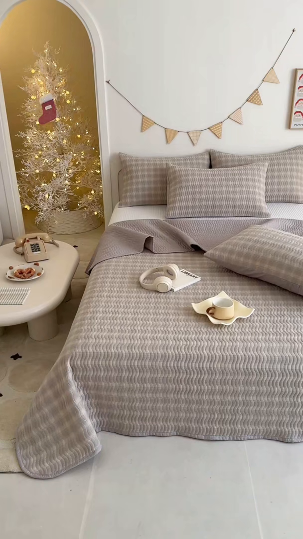 91家纺网 家纺一手货源 找家纺 欣宜家纺 2026新款A类全棉纯棉水洗棉夹棉床盖三件套床褥子软床垫 简格欧瑞米