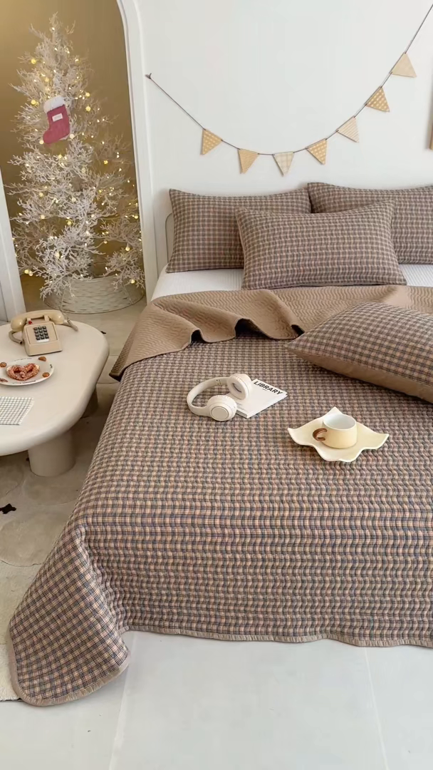 91家纺网 家纺一手货源 找家纺 欣宜家纺 2026新款A类全棉纯棉水洗棉夹棉床盖三件套床褥子软床垫 简格春野咖