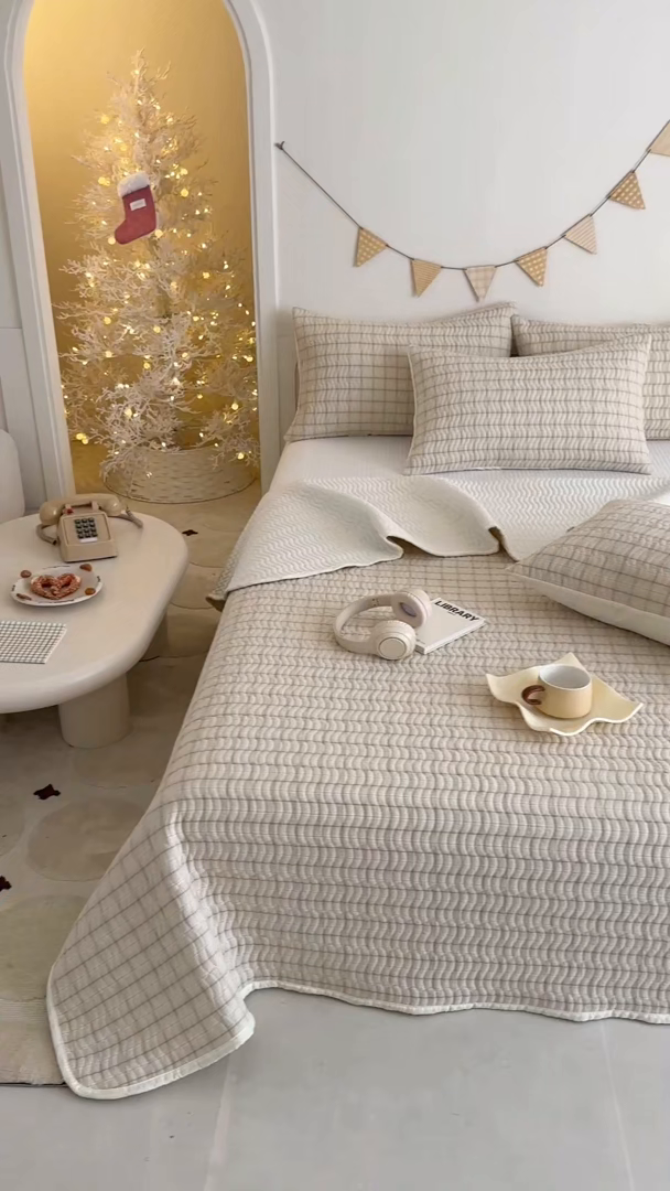 91家纺网 家纺一手货源 找家纺 欣宜家纺 2026新款A类全棉纯棉水洗棉夹棉床盖三件套床褥子软床垫 简格低调米