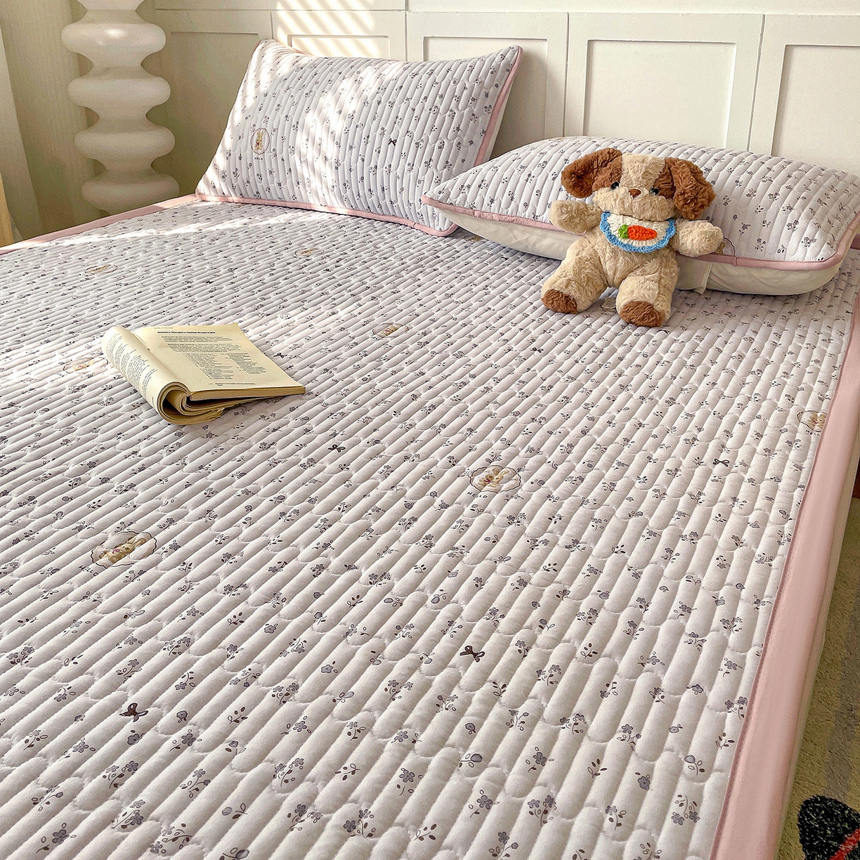 91家纺网 家纺一手货源 找家纺 纽缦家纺 2026新款A类105g仿棉古法水洗棉床垫 恋空灰