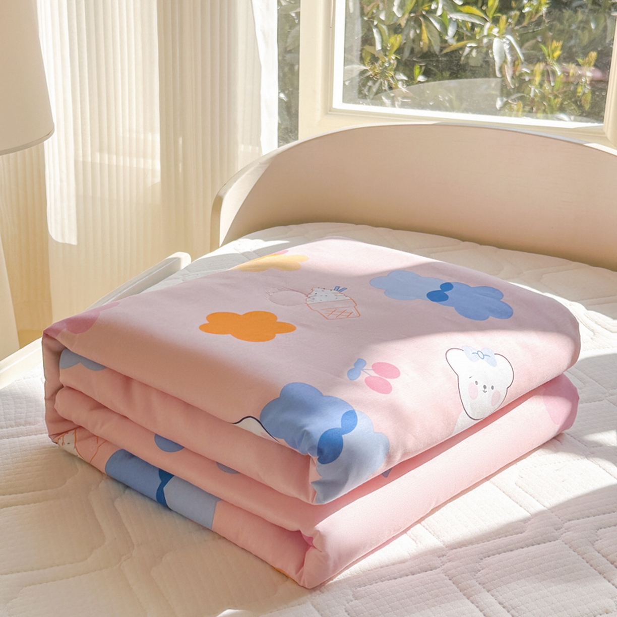 91家纺网 家纺一手货源 找家纺 春妮家纺 2026新款全棉花边儿童幼儿园小被子夏被空调被夏凉被 彩虹小熊