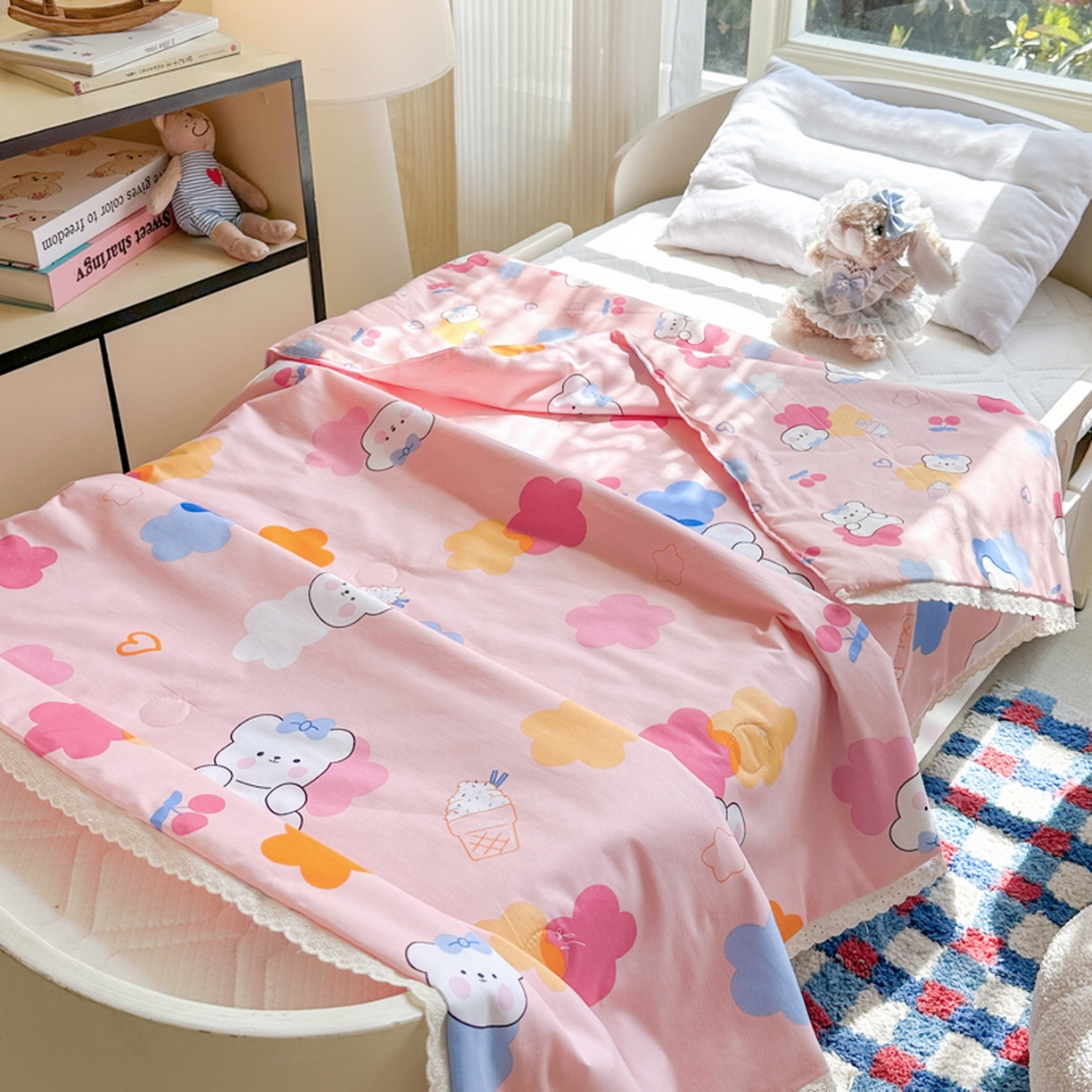 91家纺网 家纺一手货源 找家纺 春妮家纺 2026新款全棉花边儿童幼儿园小被子夏被空调被夏凉被 彩虹小熊