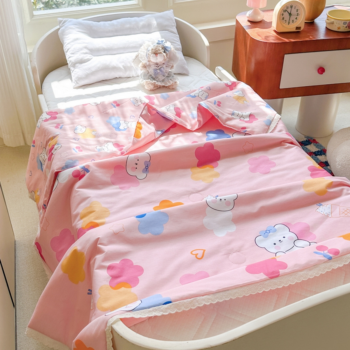 91家纺网 家纺一手货源 找家纺 春妮家纺 2026新款全棉花边儿童幼儿园小被子夏被空调被夏凉被 彩虹小熊