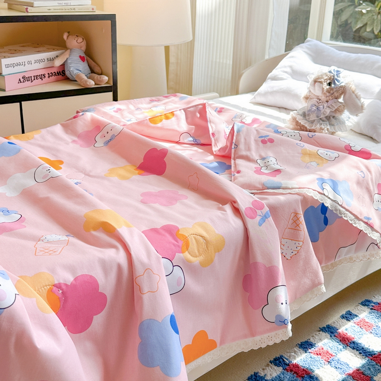 91家纺网 家纺一手货源 找家纺 春妮家纺 2026新款全棉花边儿童幼儿园小被子夏被空调被夏凉被 彩虹小熊