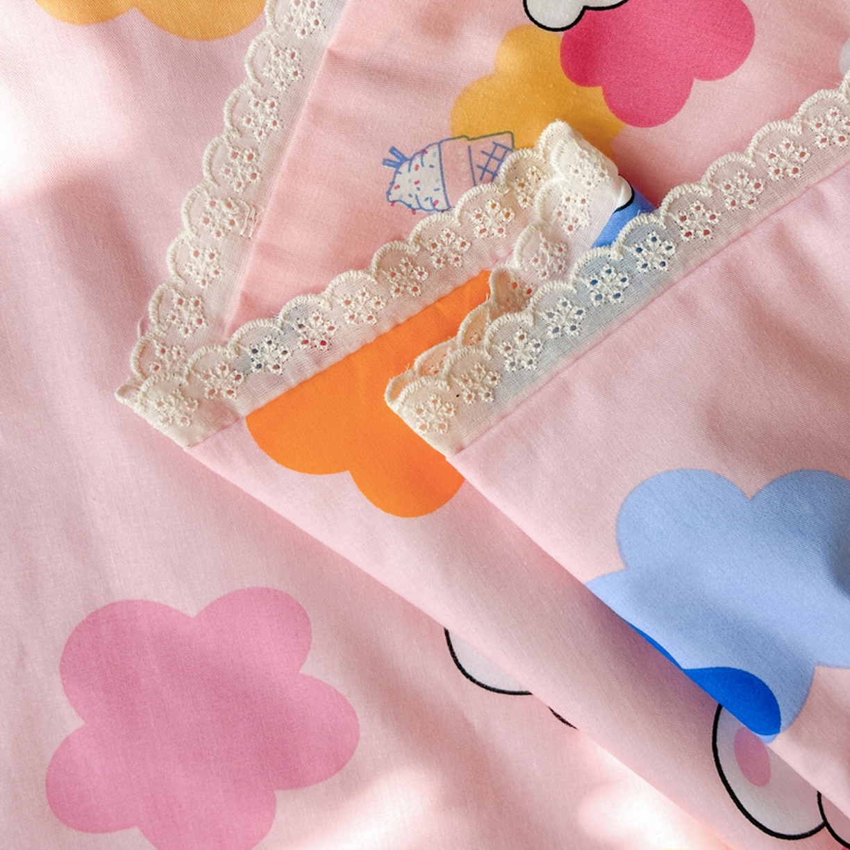 91家纺网 家纺一手货源 找家纺 春妮家纺 2026新款全棉花边儿童幼儿园小被子夏被空调被夏凉被 彩虹小熊