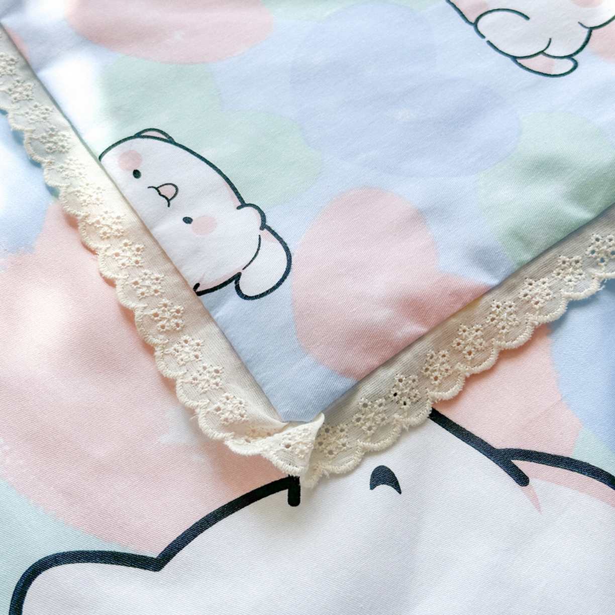 91家纺网 家纺一手货源 找家纺 春妮家纺 2026新款全棉花边儿童幼儿园小被子夏被空调被夏凉被 欢声笑语