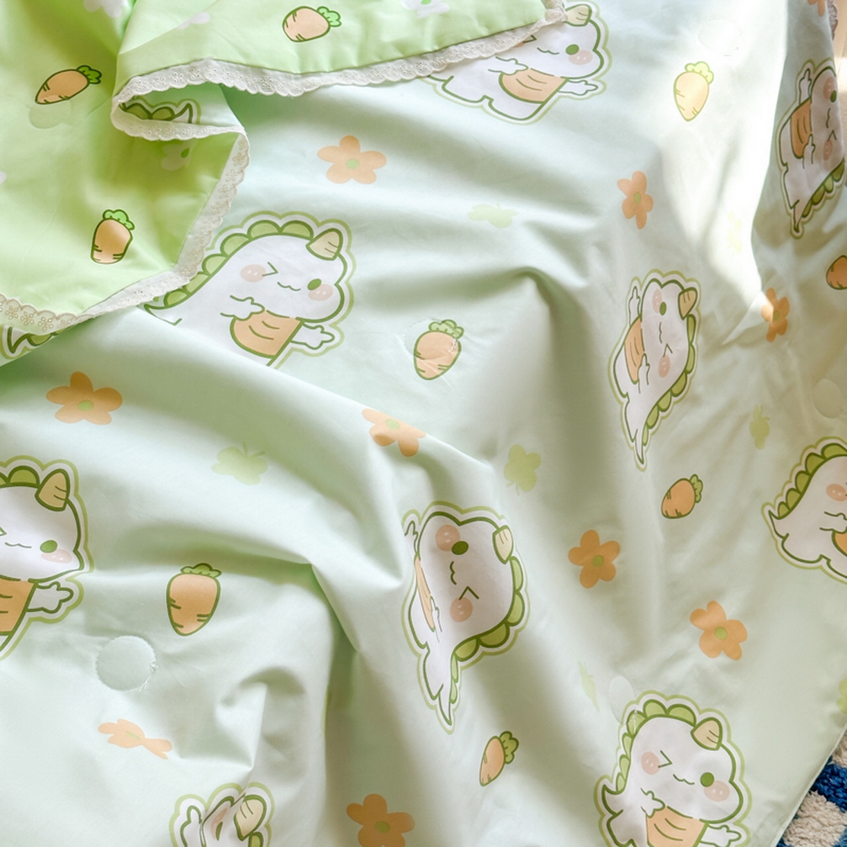 91家纺网 家纺一手货源 找家纺 春妮家纺 2026新款全棉花边儿童幼儿园小被子夏被空调被夏凉被 萌宠奶龙