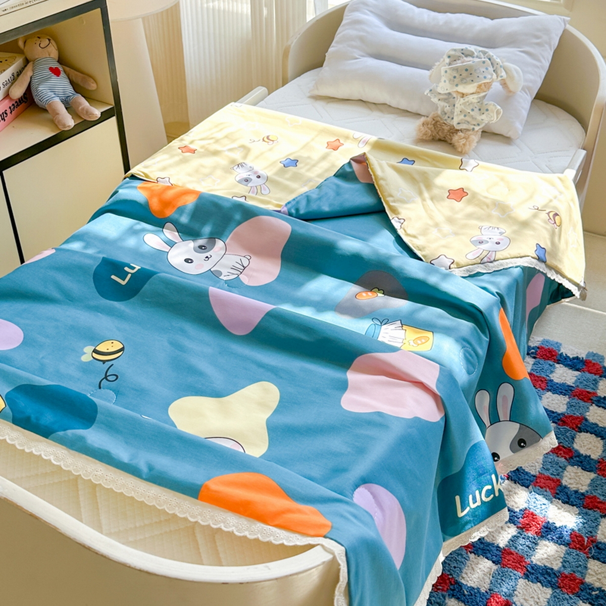 91家纺网 家纺一手货源 找家纺 春妮家纺 2026新款全棉花边儿童幼儿园小被子夏被空调被夏凉被 小兔乖乖