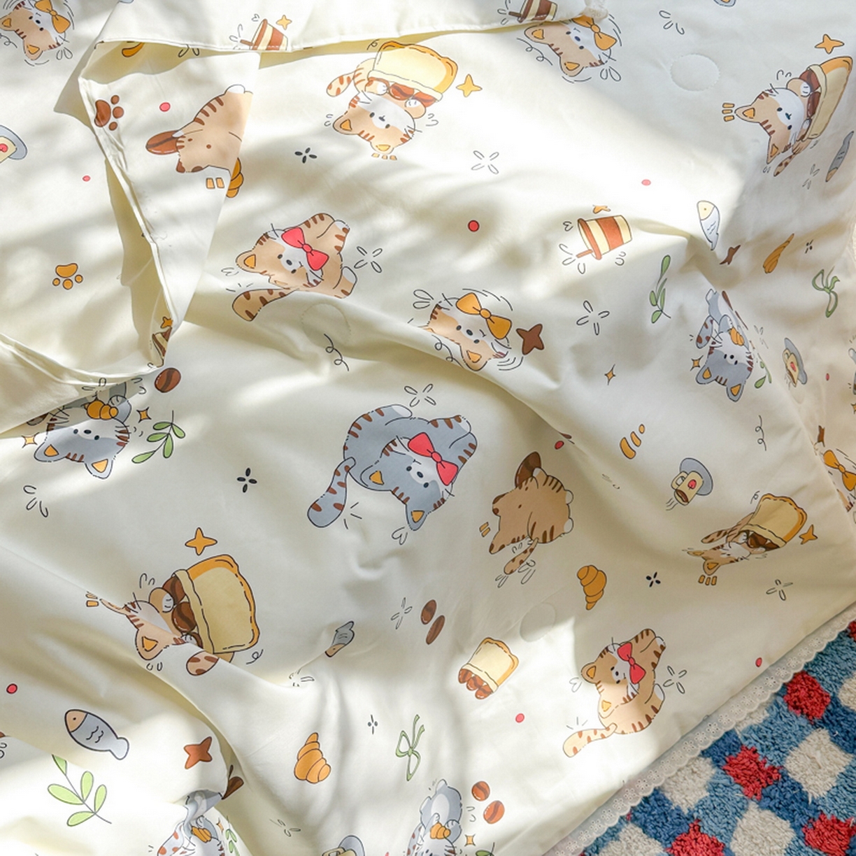 91家纺网 家纺一手货源 找家纺 春妮家纺 2026新款全棉花边儿童幼儿园小被子夏被空调被夏凉被 嬉皮笑猫