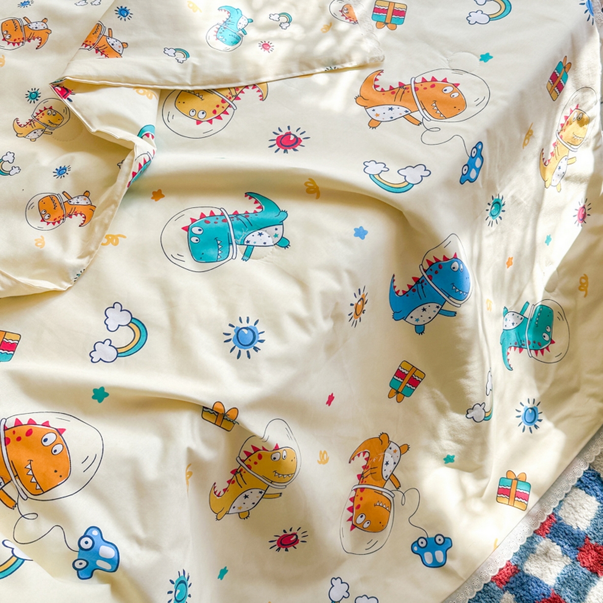 91家纺网 家纺一手货源 找家纺 春妮家纺 2026新款全棉花边儿童幼儿园小被子夏被空调被夏凉被 遨游天空