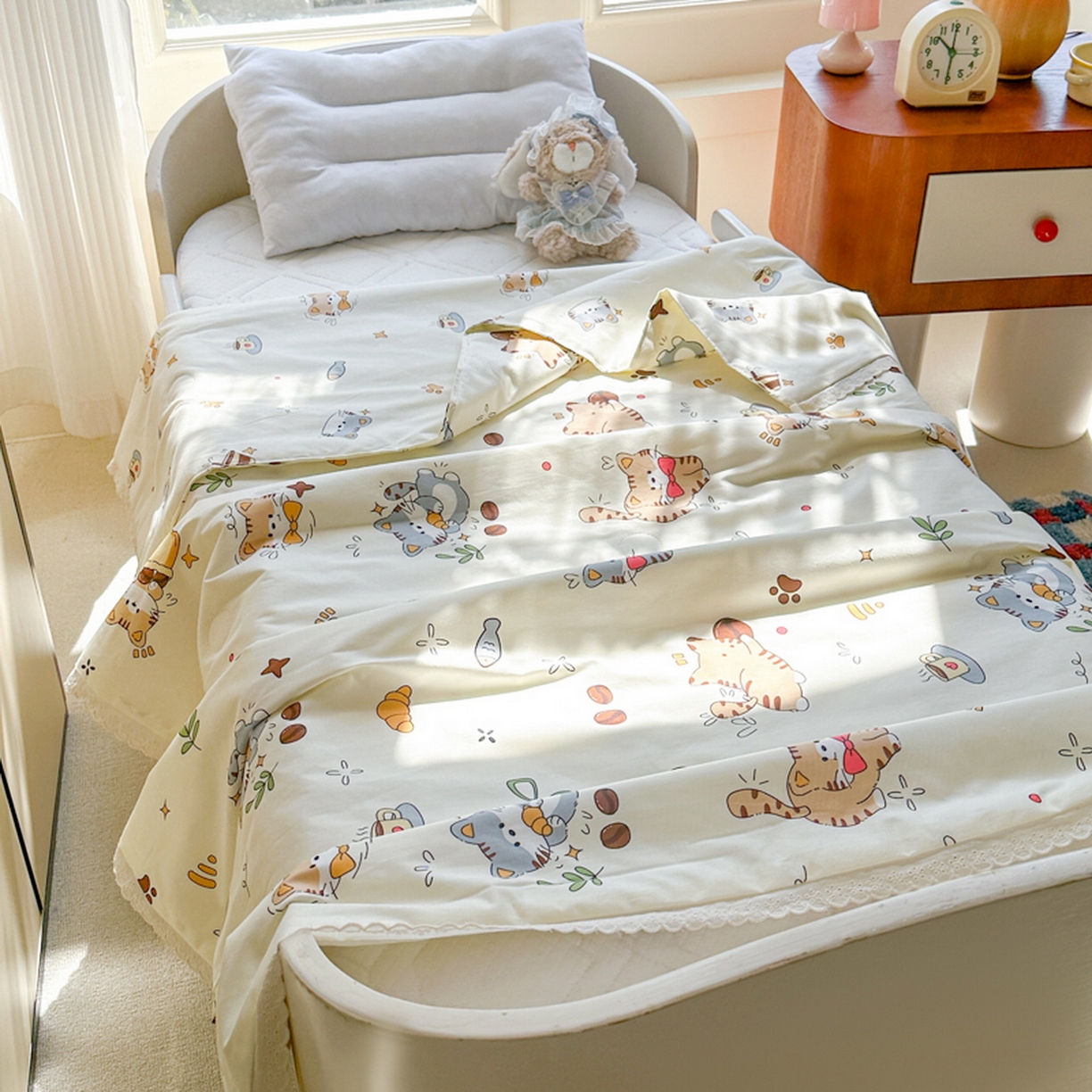91家纺网 家纺一手货源 找家纺 春妮家纺 2026新款全棉花边儿童幼儿园小被子夏被空调被夏凉被 嬉皮笑猫
