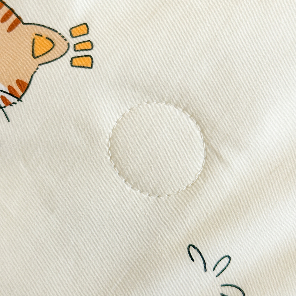 91家纺网 家纺一手货源 找家纺 春妮家纺 2026新款全棉花边儿童幼儿园小被子夏被空调被夏凉被 嬉皮笑猫