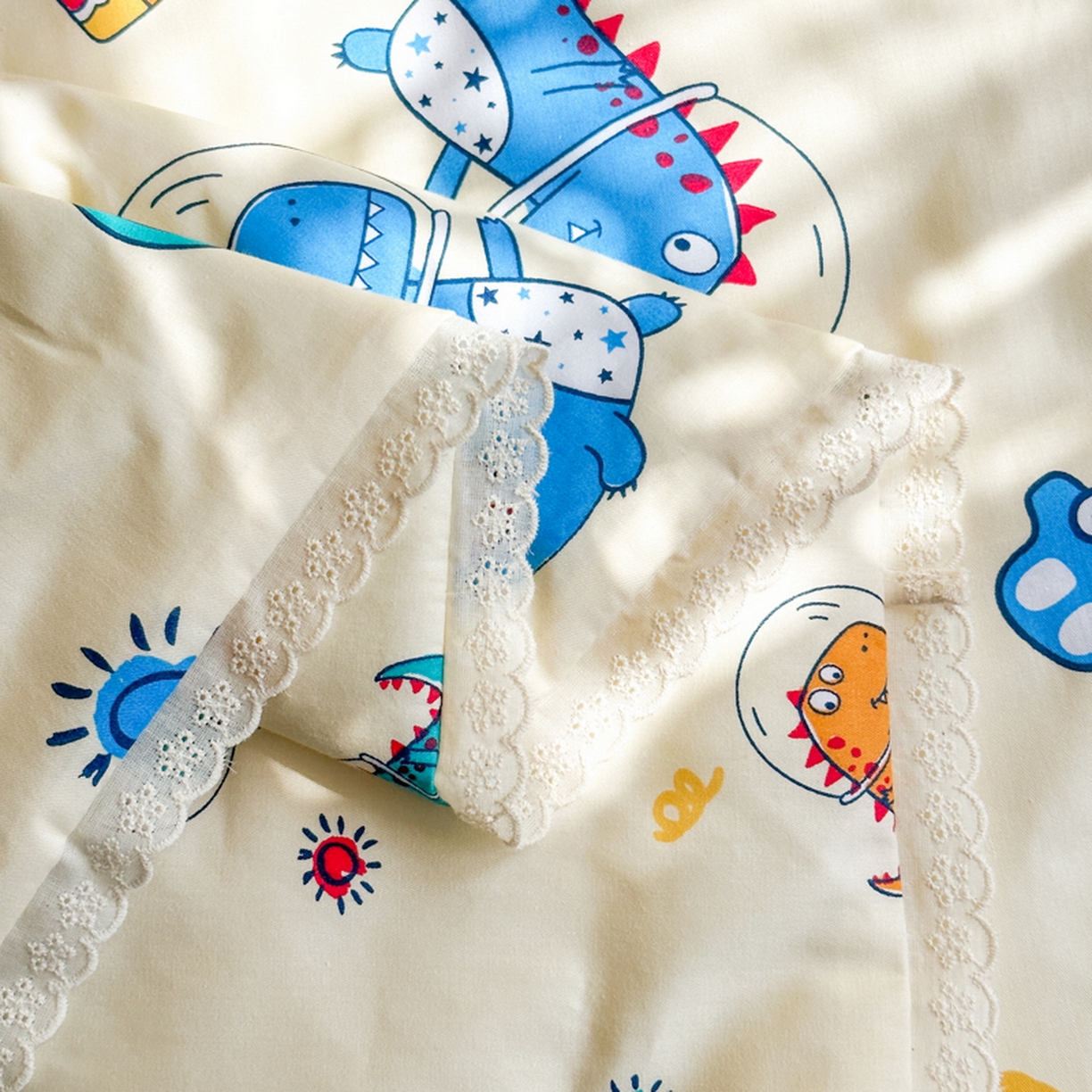 91家纺网 家纺一手货源 找家纺 春妮家纺 2026新款全棉花边儿童幼儿园小被子夏被空调被夏凉被 遨游天空