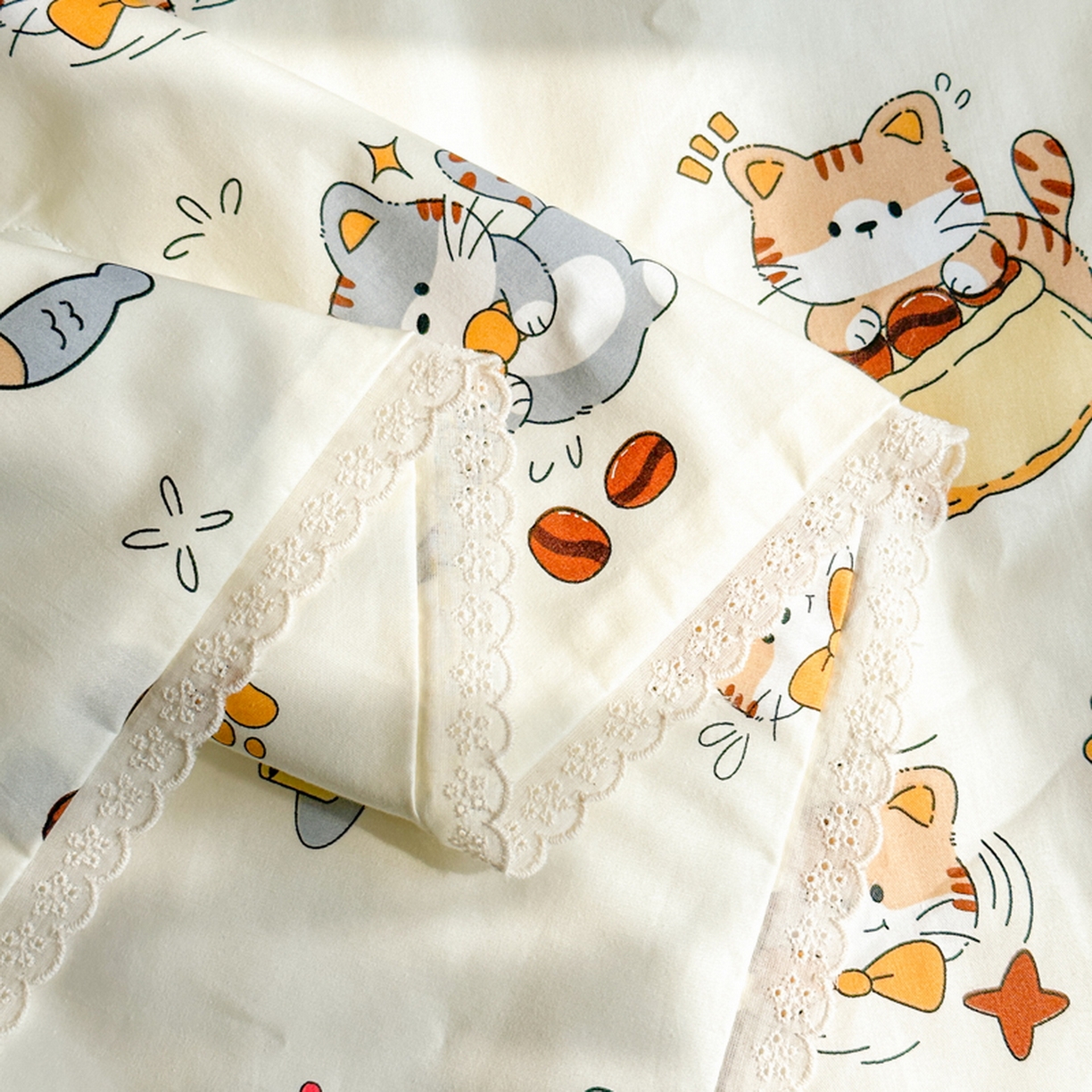 91家纺网 家纺一手货源 找家纺 春妮家纺 2026新款全棉花边儿童幼儿园小被子夏被空调被夏凉被 嬉皮笑猫