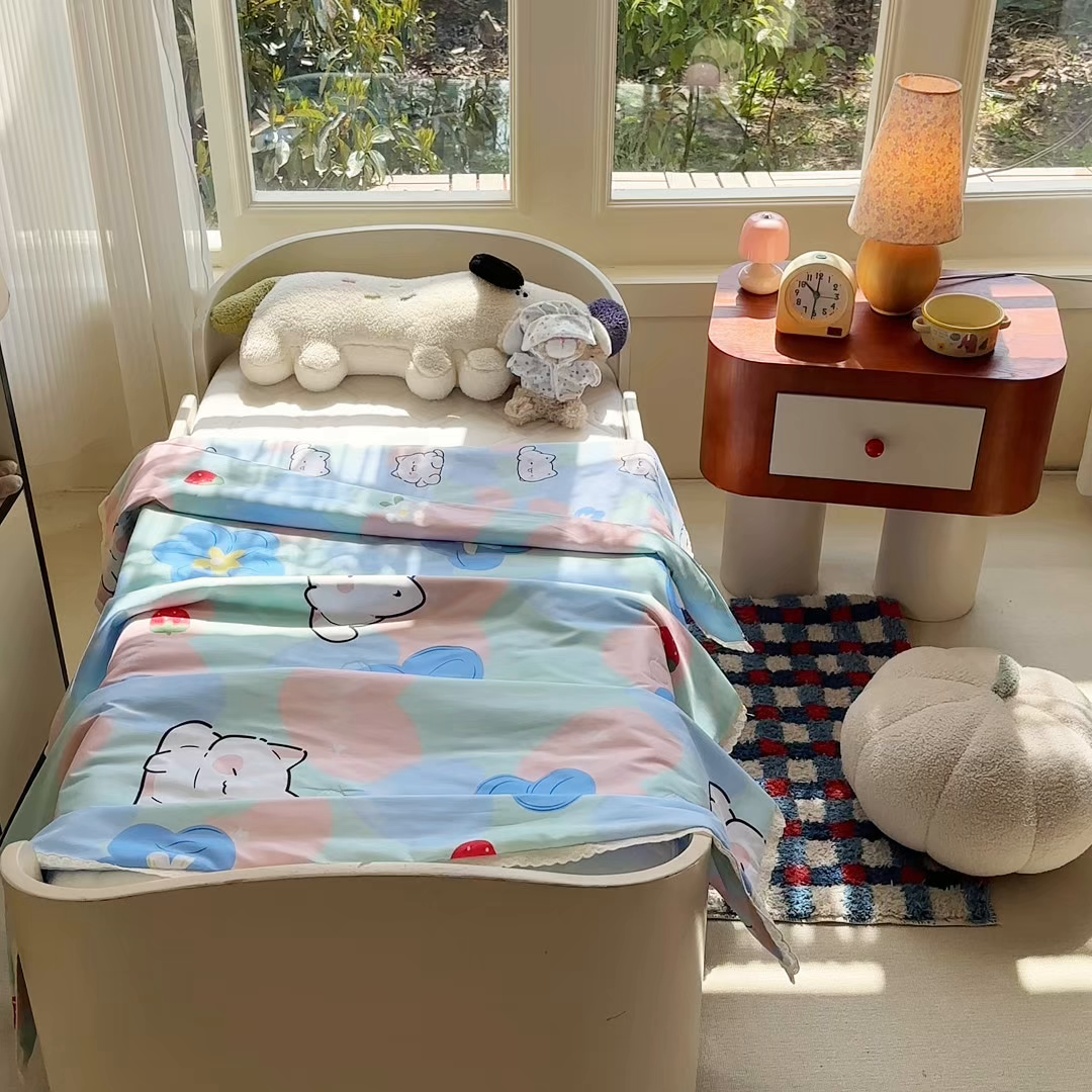 91家纺网 家纺一手货源 找家纺 春妮家纺 2026新款全棉花边儿童幼儿园小被子夏被空调被夏凉被 欢声笑语