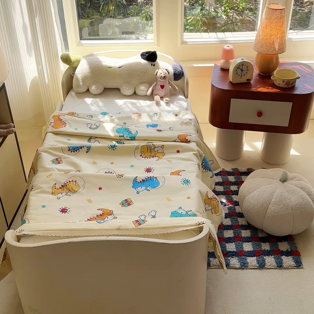 91家纺网 家纺一手货源 找家纺 春妮家纺 2026新款全棉花边儿童幼儿园小被子夏被空调被夏凉被 遨游天空