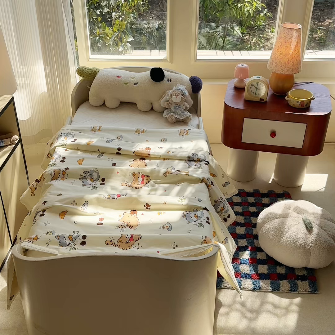 91家纺网 家纺一手货源 找家纺 春妮家纺 2026新款全棉花边儿童幼儿园小被子夏被空调被夏凉被 嬉皮笑猫