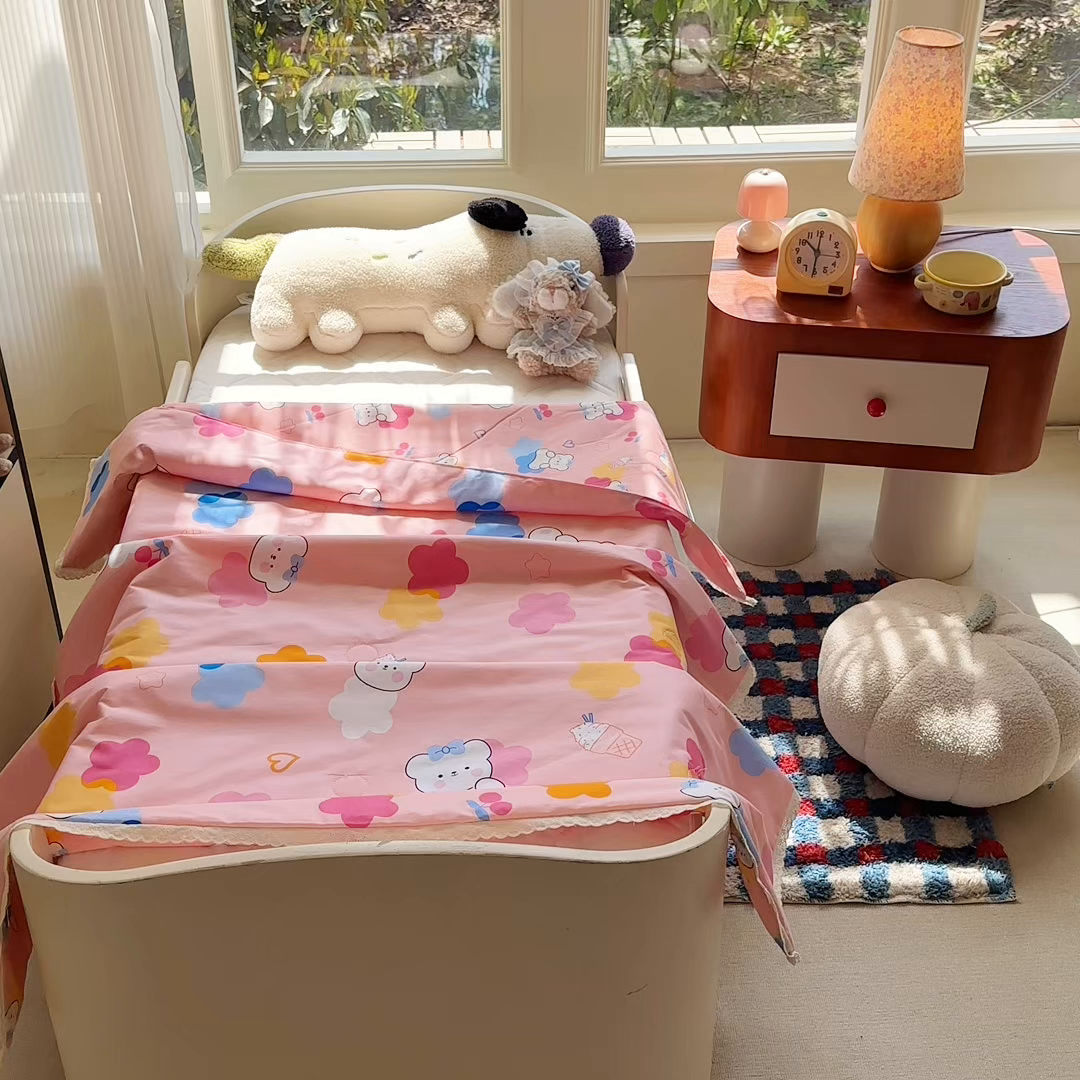 91家纺网 家纺一手货源 找家纺 春妮家纺 2026新款全棉花边儿童幼儿园小被子夏被空调被夏凉被 彩虹小熊