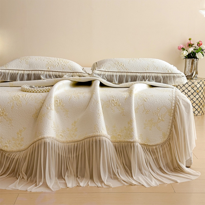 91家纺网 家纺一手货源 找家纺 莱家富 2026新款A类母婴级法式风冰豆豆凉席夏天冰丝席夏季可机洗家用软席床裙款 思琳娜-淡黄