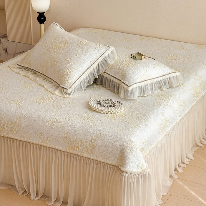 91家纺网 家纺一手货源 找家纺 莱家富 2026新款A类母婴级法式风冰豆豆凉席夏天冰丝席夏季可机洗家用软席床裙款 思琳娜-淡黄