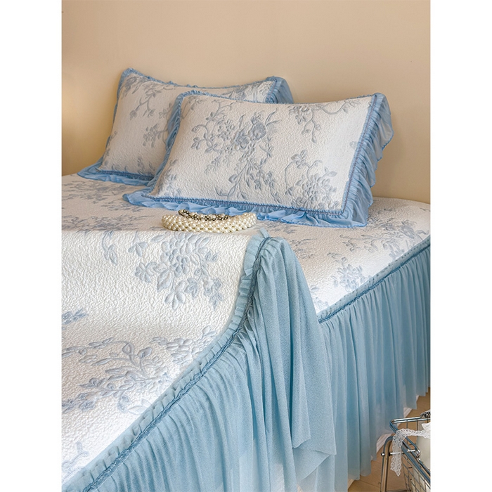 91家纺网 家纺一手货源 找家纺 莱家富 2026新款A类母婴级法式风冰豆豆凉席夏天冰丝席夏季可机洗家用软席床裙款 思琳娜-天空蓝