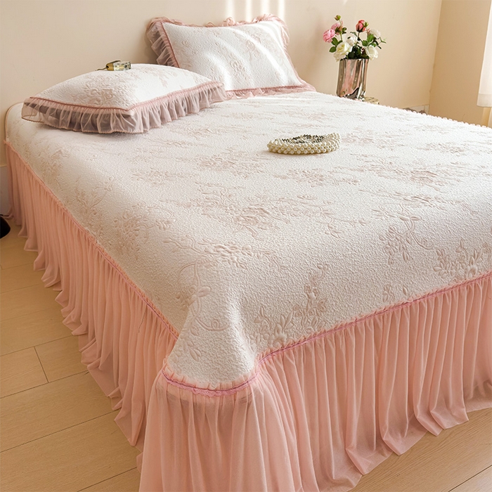 91家纺网 家纺一手货源 找家纺 莱家富 2026新款A类母婴级法式风冰豆豆凉席夏天冰丝席夏季可机洗家用软席床裙款 思琳娜-冰粉