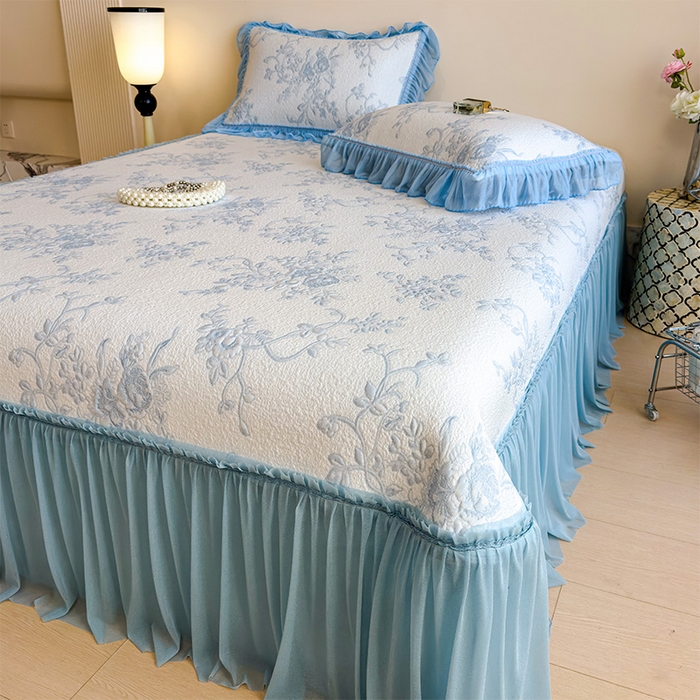 91家纺网 家纺一手货源 找家纺 莱家富 2026新款A类母婴级法式风冰豆豆凉席夏天冰丝席夏季可机洗家用软席床裙款 思琳娜-天空蓝