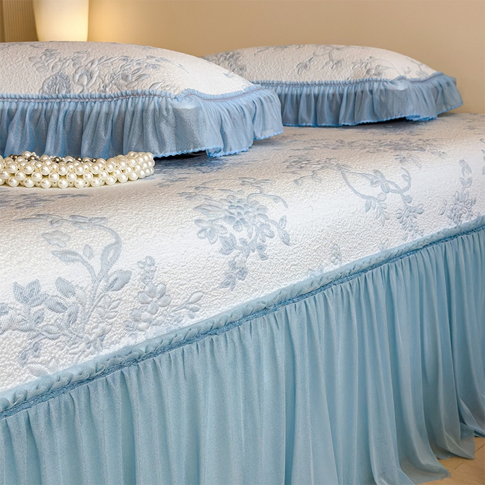 91家纺网 家纺一手货源 找家纺 莱家富 2026新款A类母婴级法式风冰豆豆凉席夏天冰丝席夏季可机洗家用软席床裙款 思琳娜-天空蓝