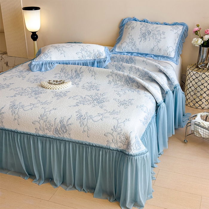 91家纺网 家纺一手货源 找家纺 莱家富 2026新款A类母婴级法式风冰豆豆凉席夏天冰丝席夏季可机洗家用软席床裙款 思琳娜-天空蓝