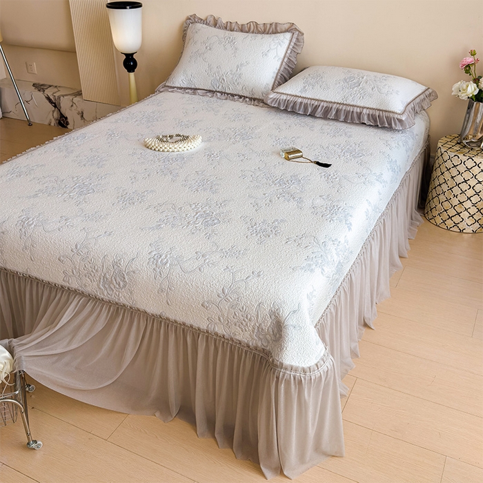 91家纺网 家纺一手货源 找家纺 莱家富 2026新款A类母婴级法式风冰豆豆凉席夏天冰丝席夏季可机洗家用软席床裙款 思琳娜-淡蓝