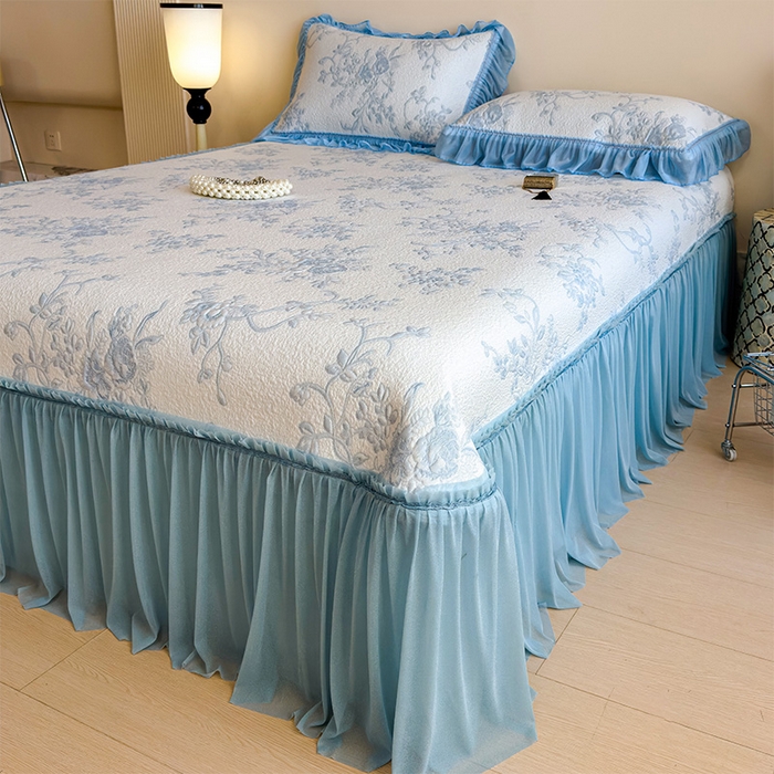 91家纺网 家纺一手货源 找家纺 莱家富 2026新款A类母婴级法式风冰豆豆凉席夏天冰丝席夏季可机洗家用软席床裙款 思琳娜-天空蓝